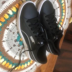 Puma women’s sneakers.soft foam ultimate comfort.size 9. Black. Very good